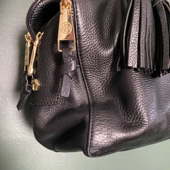 Tory Burch- Black Leather Handbag with gold hardware and tassels embossed logo - Picture 4 of 17